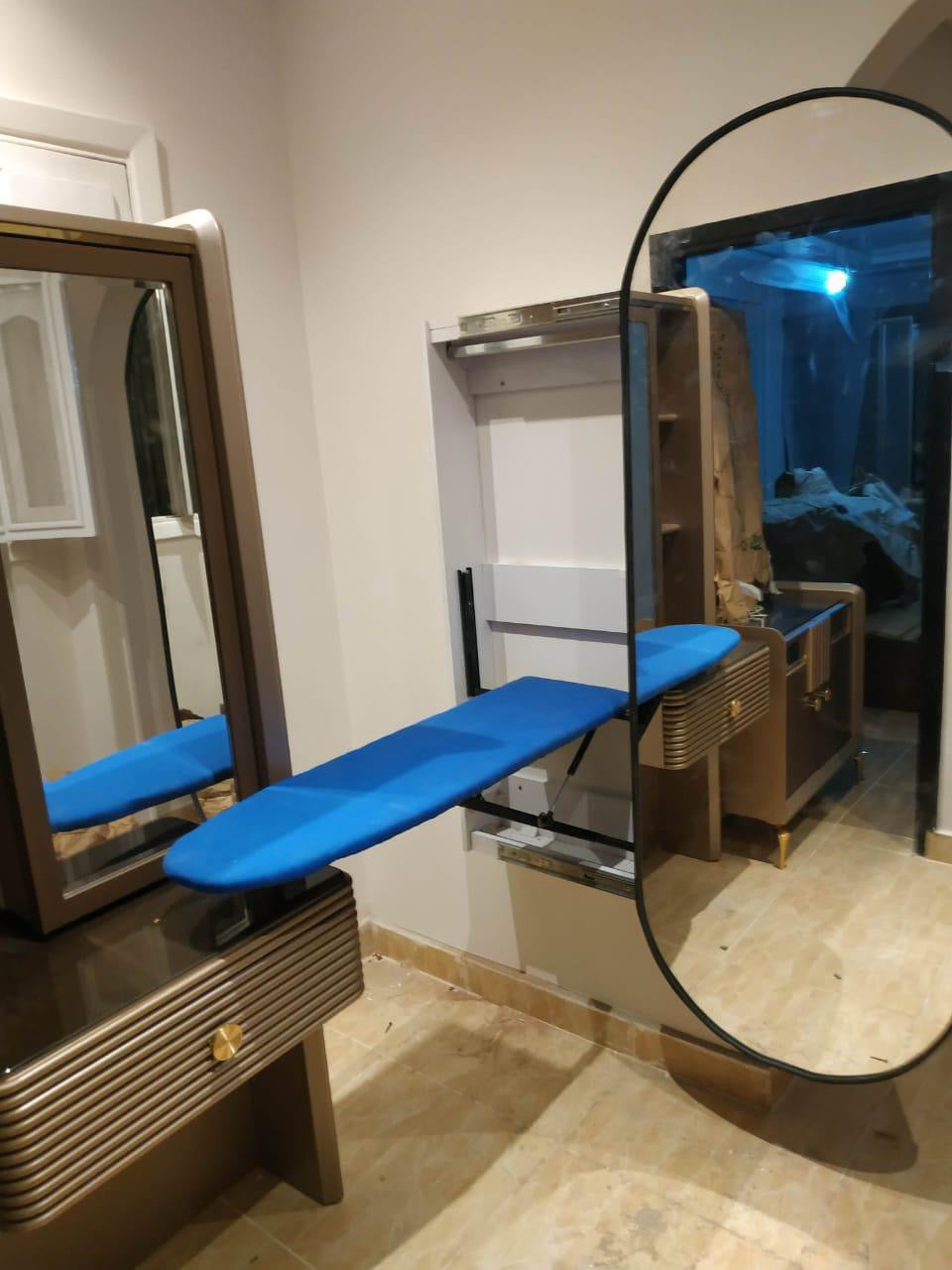 Ironing wall unit with mirror
