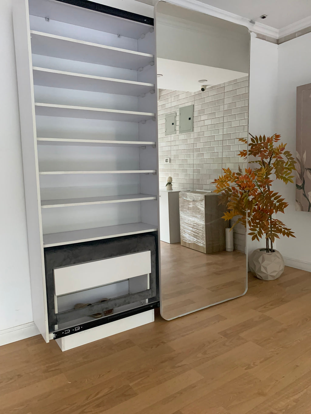 Shoe cabinet with mirror and bench