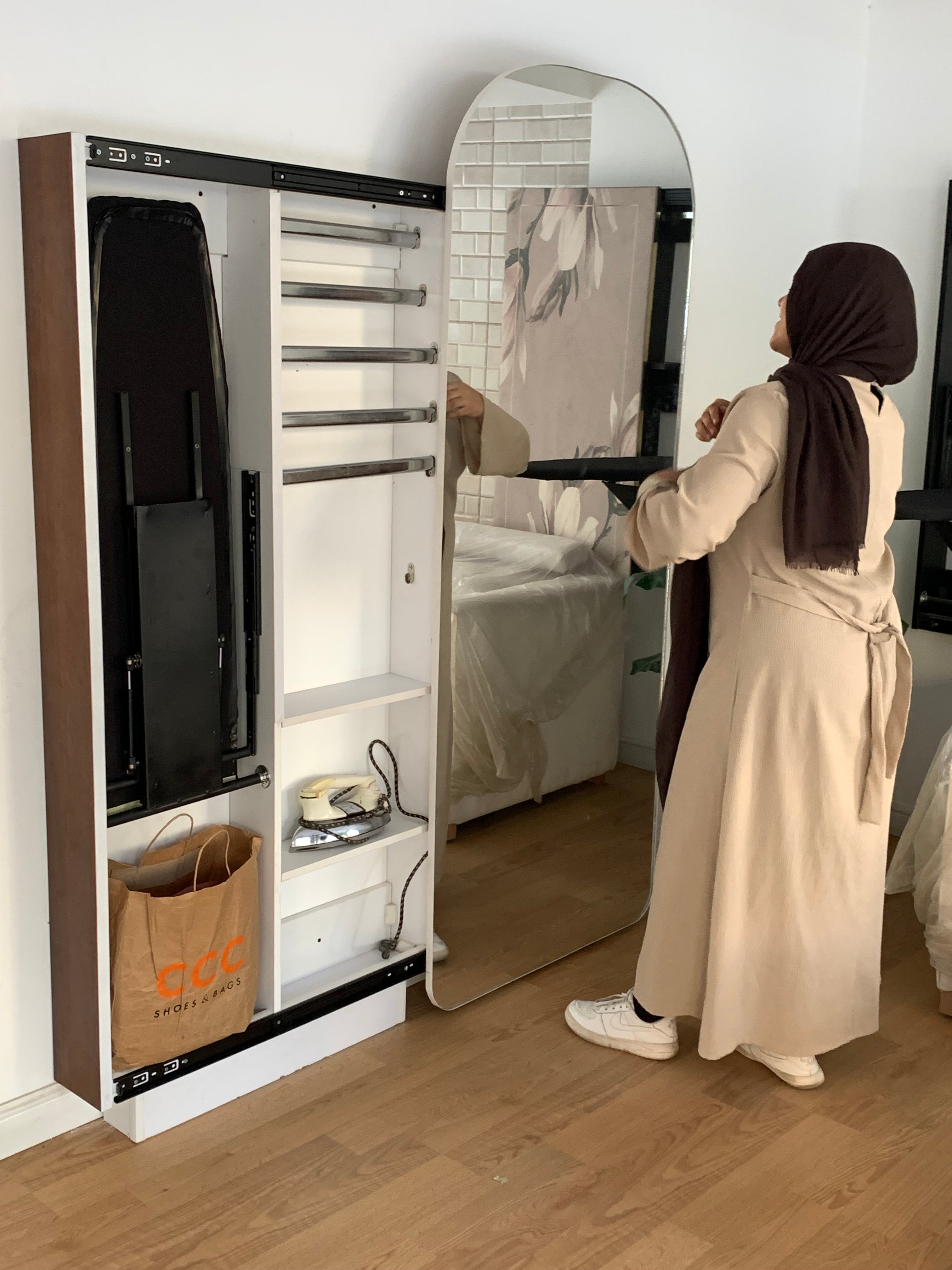 مرآة منزلقة مع وحدة حائط للكي