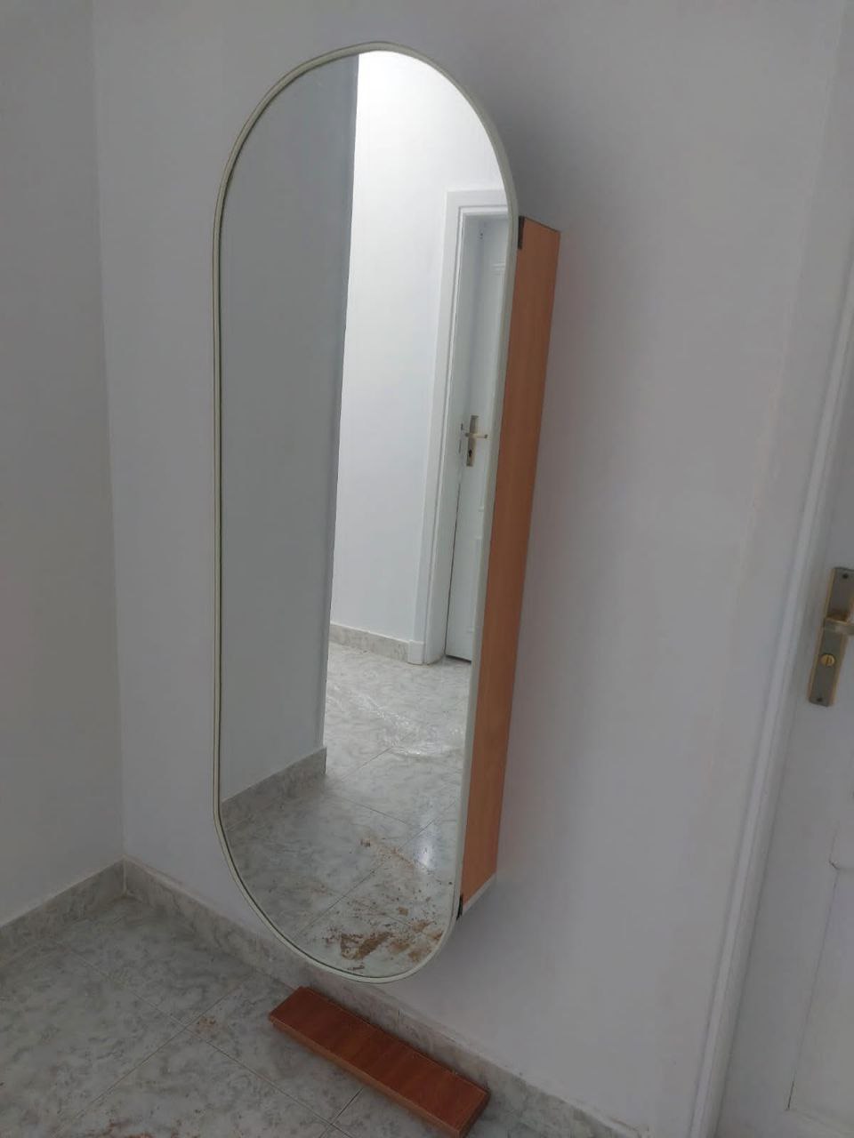 Ironing wall unit with mirror