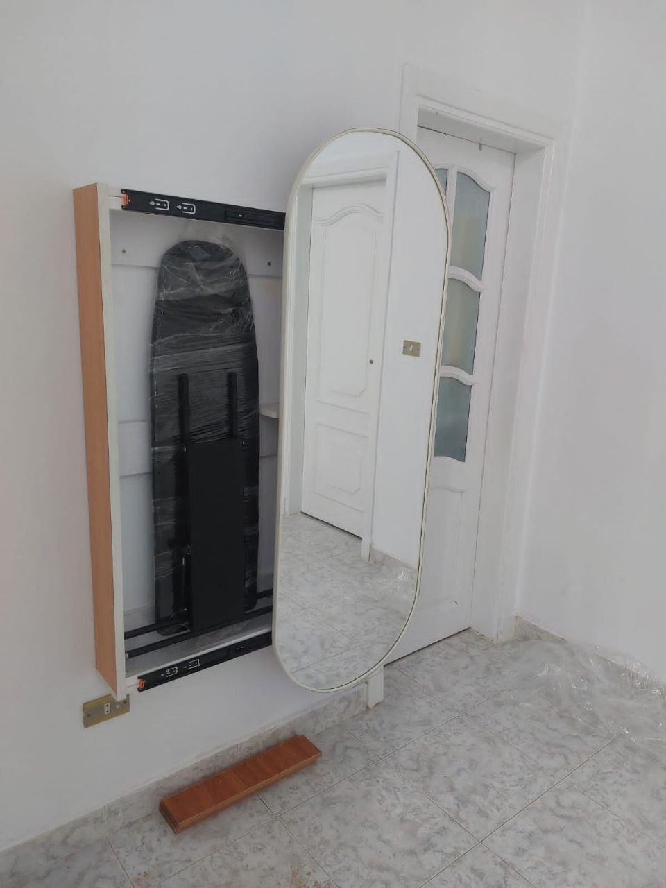Ironing wall unit with mirror