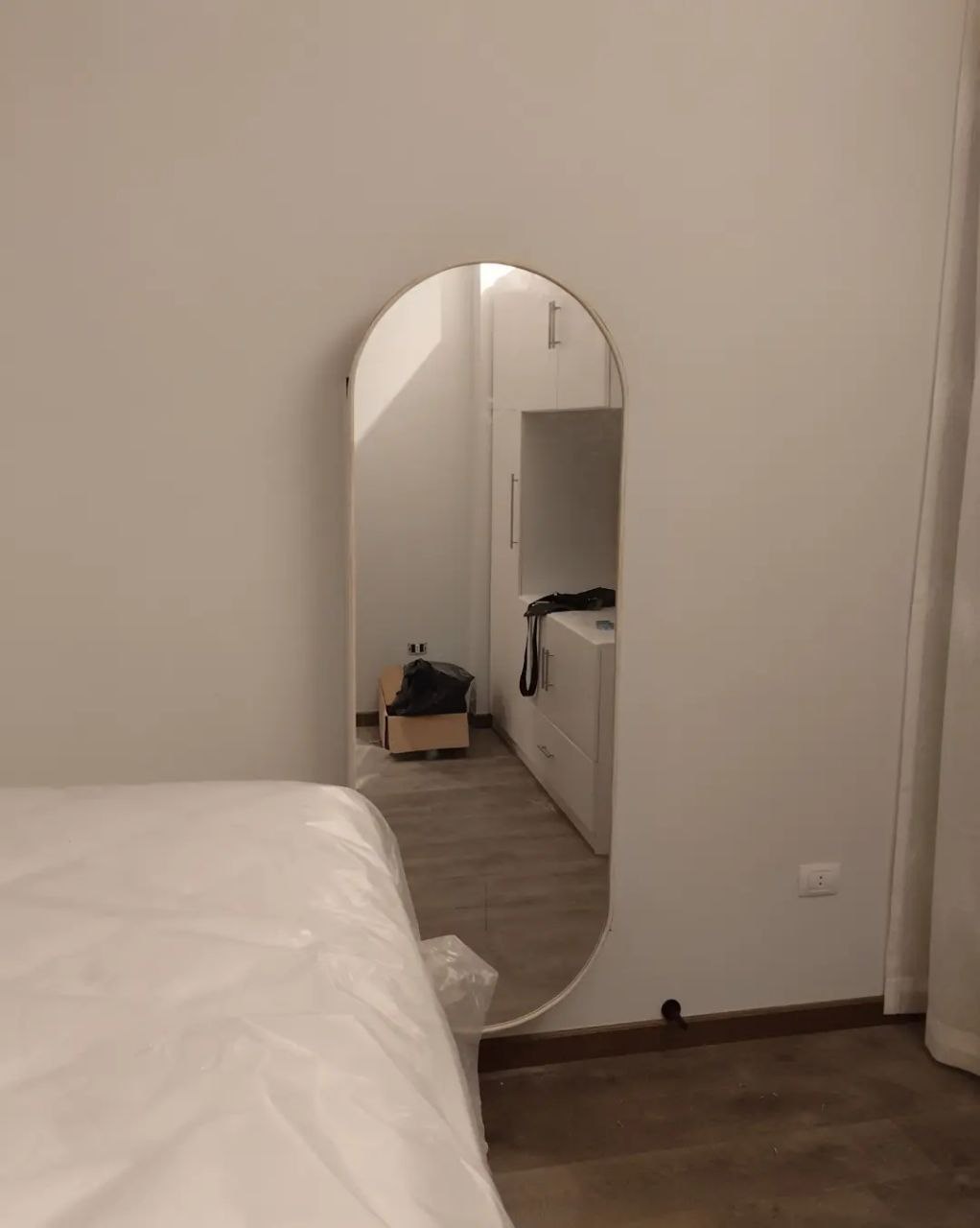 Ironing wall unit with mirror