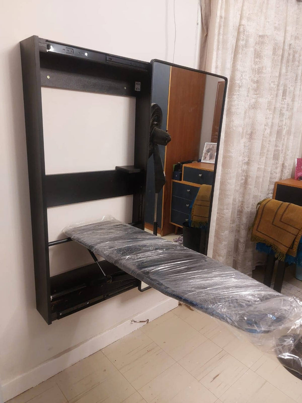 Ironing wall unit with mirror