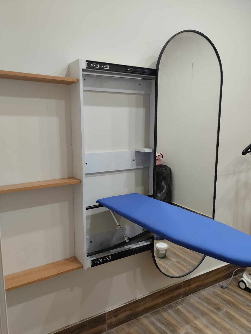 Ironing wall unit with mirror