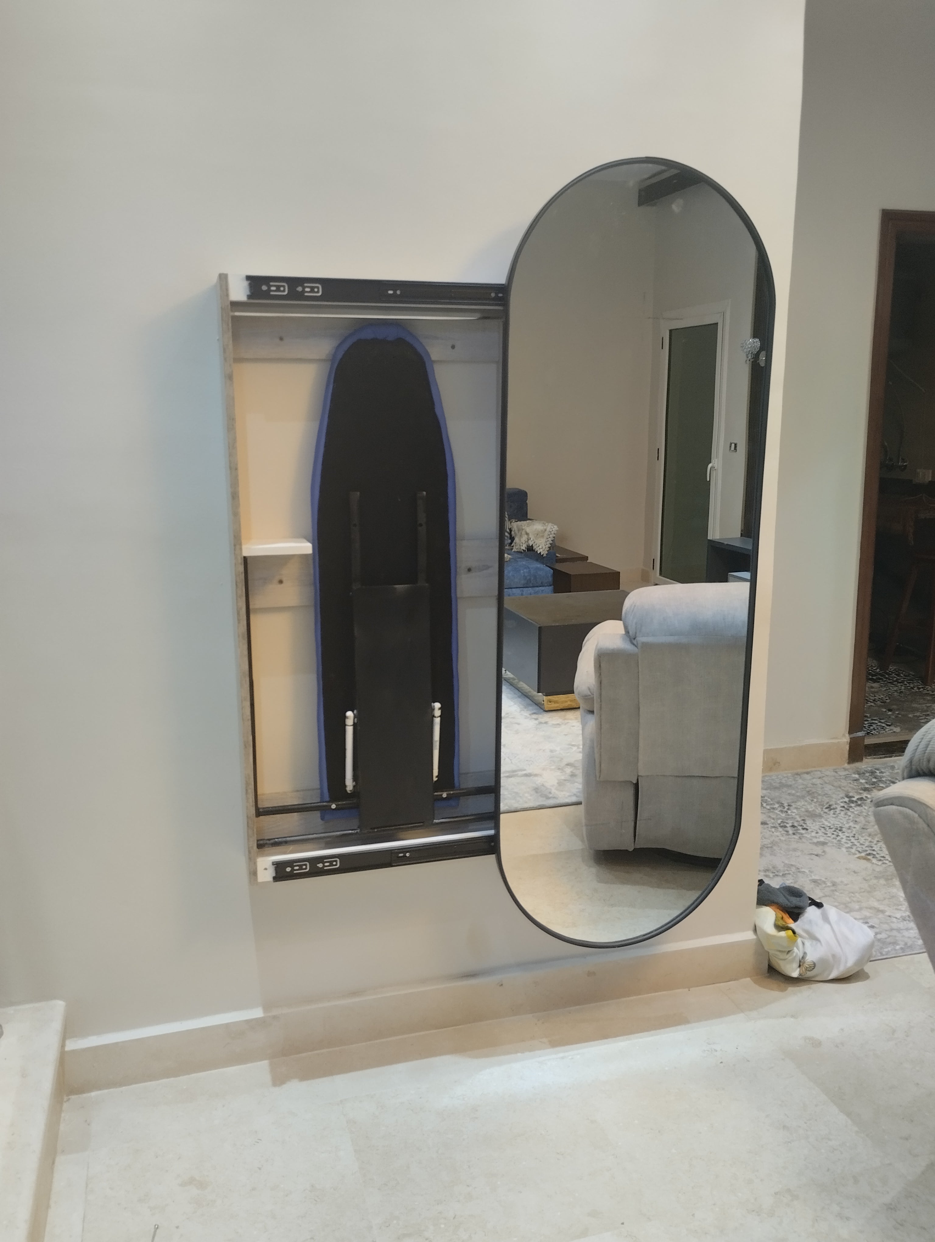 Ironing wall unit with mirror