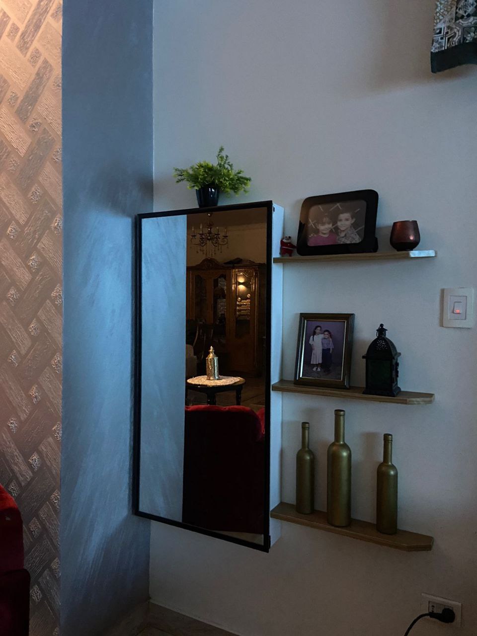 Ironing wall unit with mirror